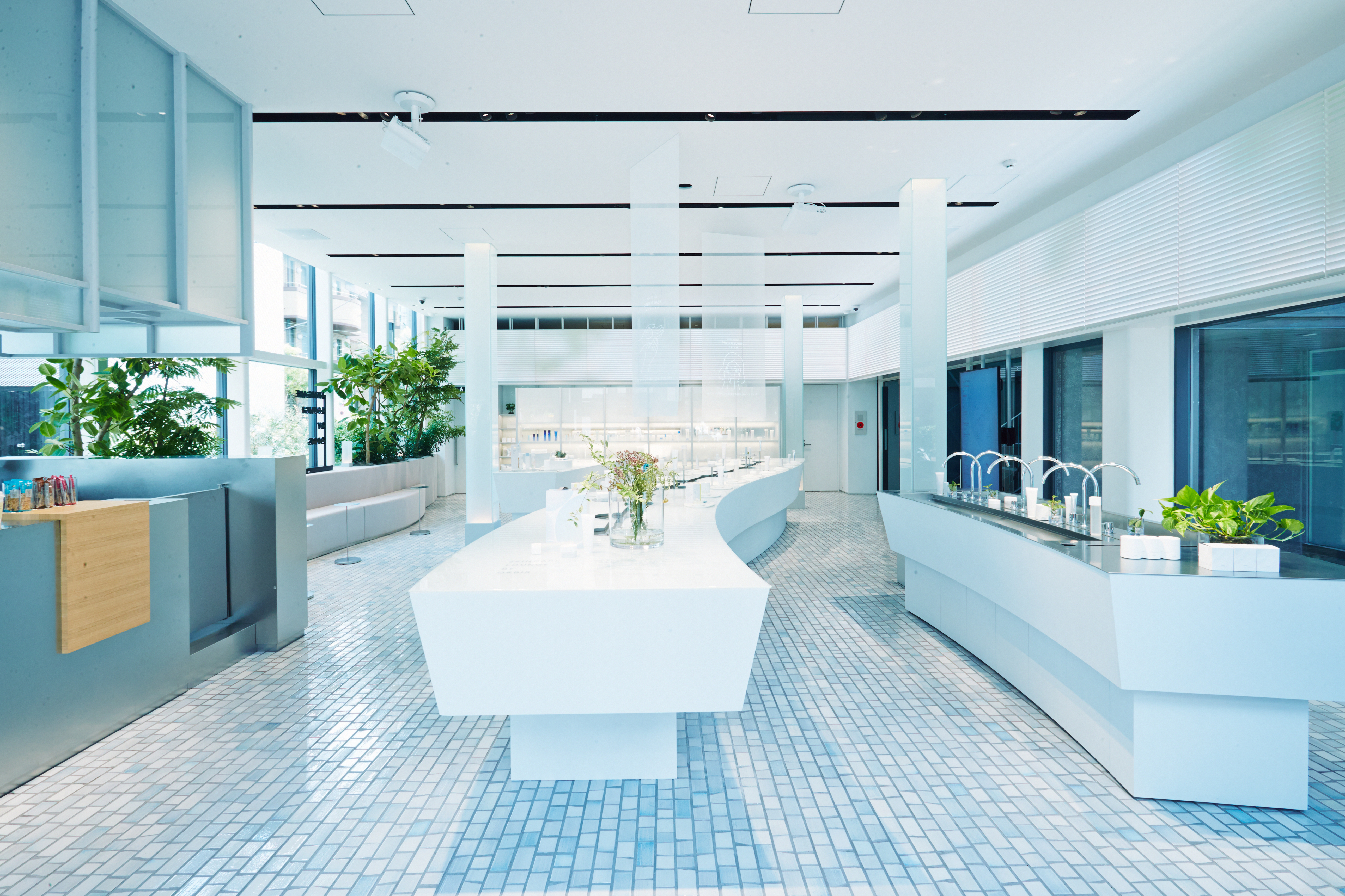 写真：LOUNGE
